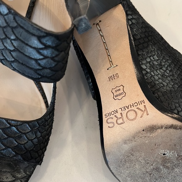 Kors Michael Kors pull on blackish python embossed. Heeled sandal size 5 1/2. - Picture 7 of 10